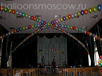 шатёр из воздушных шаров с гелием в актовом зале школы